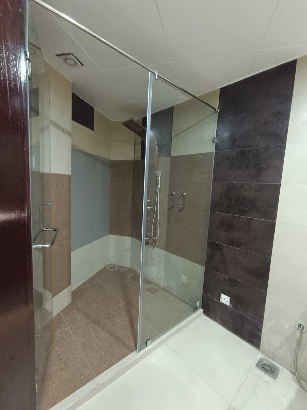 Suite | Bathroom | Shower, towels, soap, shampoo