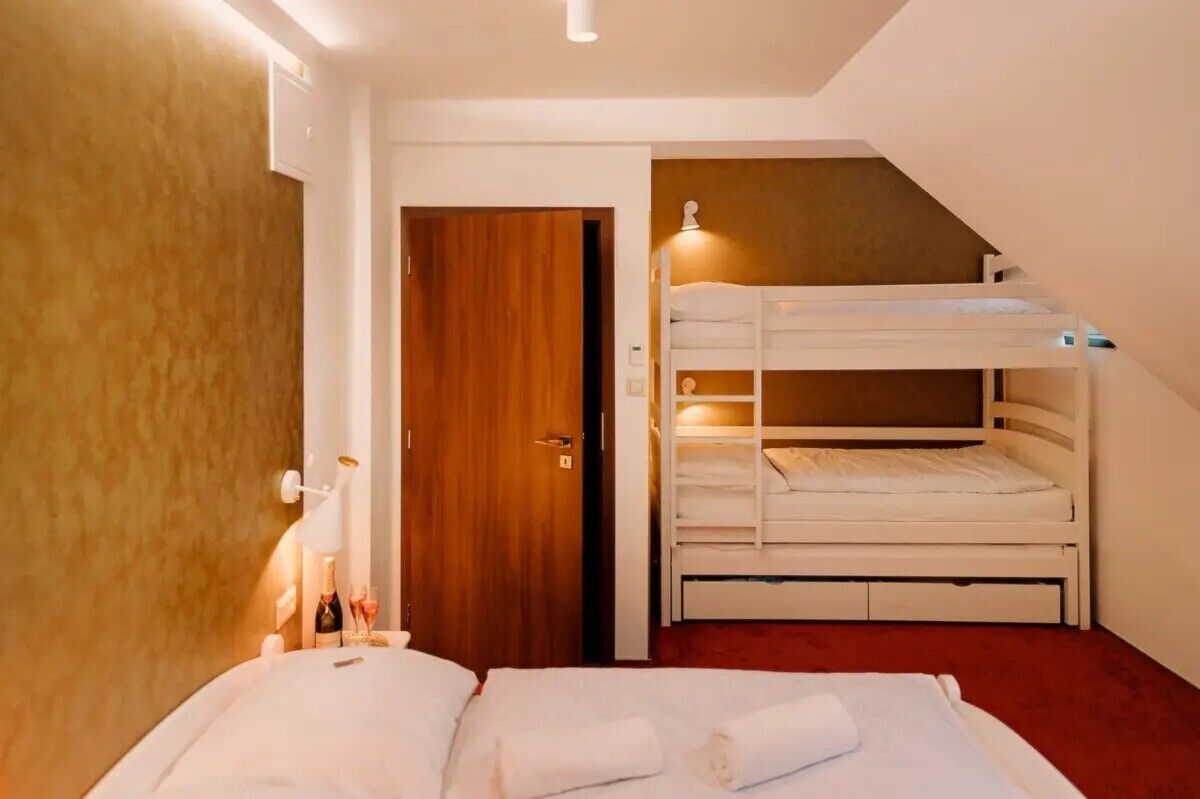 5 bedrooms, iron/ironing board, travel crib, internet