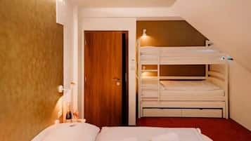 5 bedrooms, iron/ironing board, travel crib, internet
