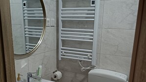 Haartrockner, Handtücher, Toilettenpapier