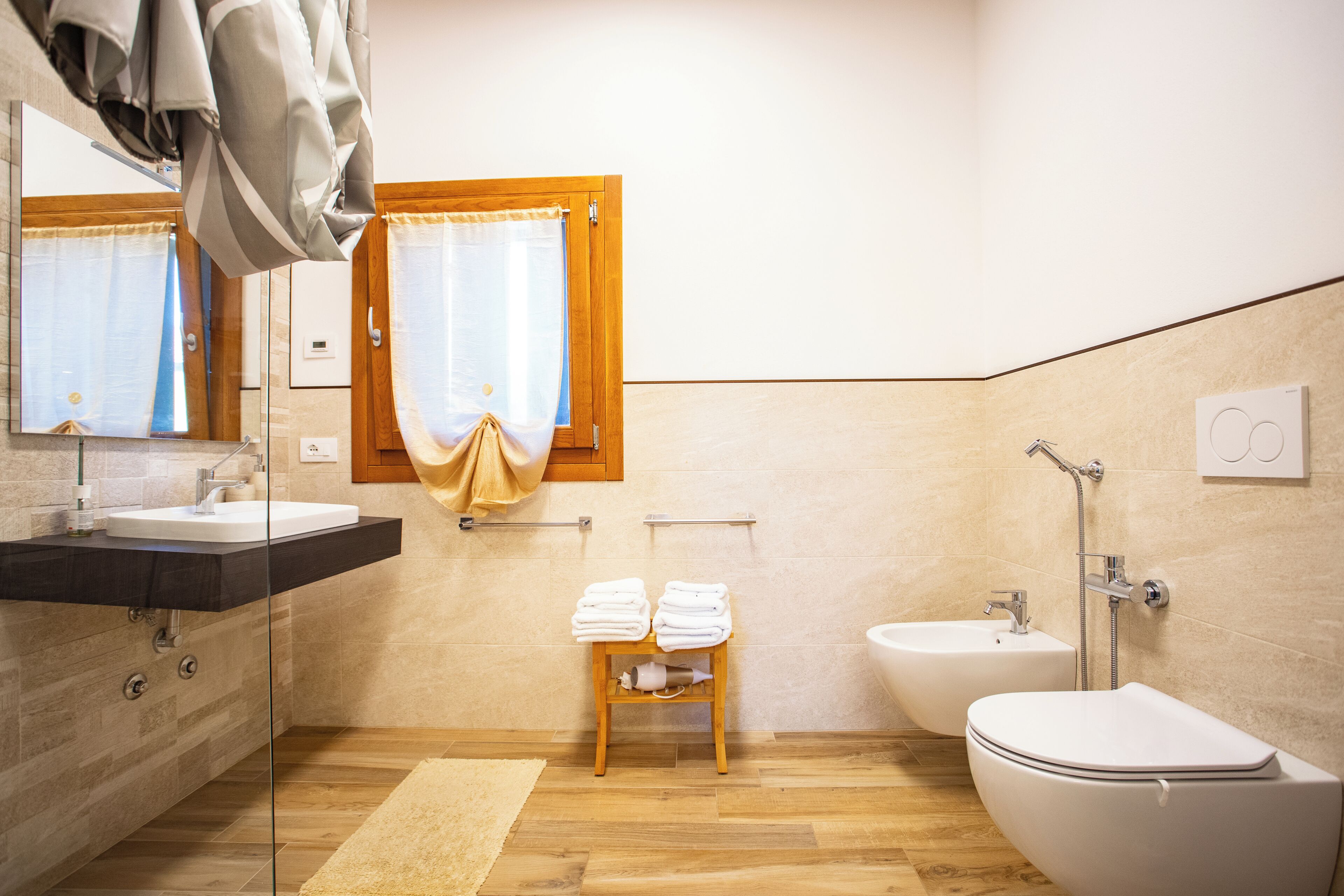 Dusche, Haartrockner, Bidet, Handtücher