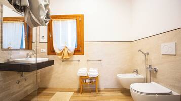 Dusche, Haartrockner, Bidet, Handtücher