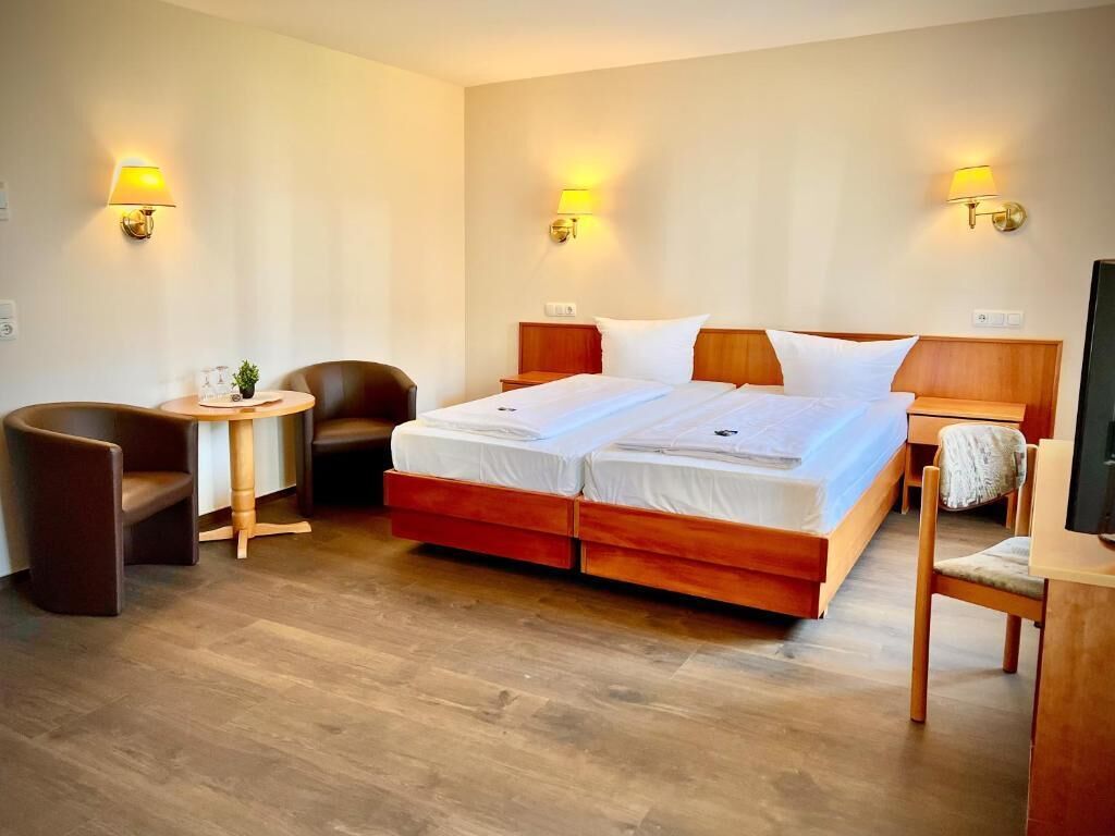 Standard-Doppelzimmer, Parkblick | Zimmersafe, Schreibtisch, laptopgeeigneter Arbeitsplatz