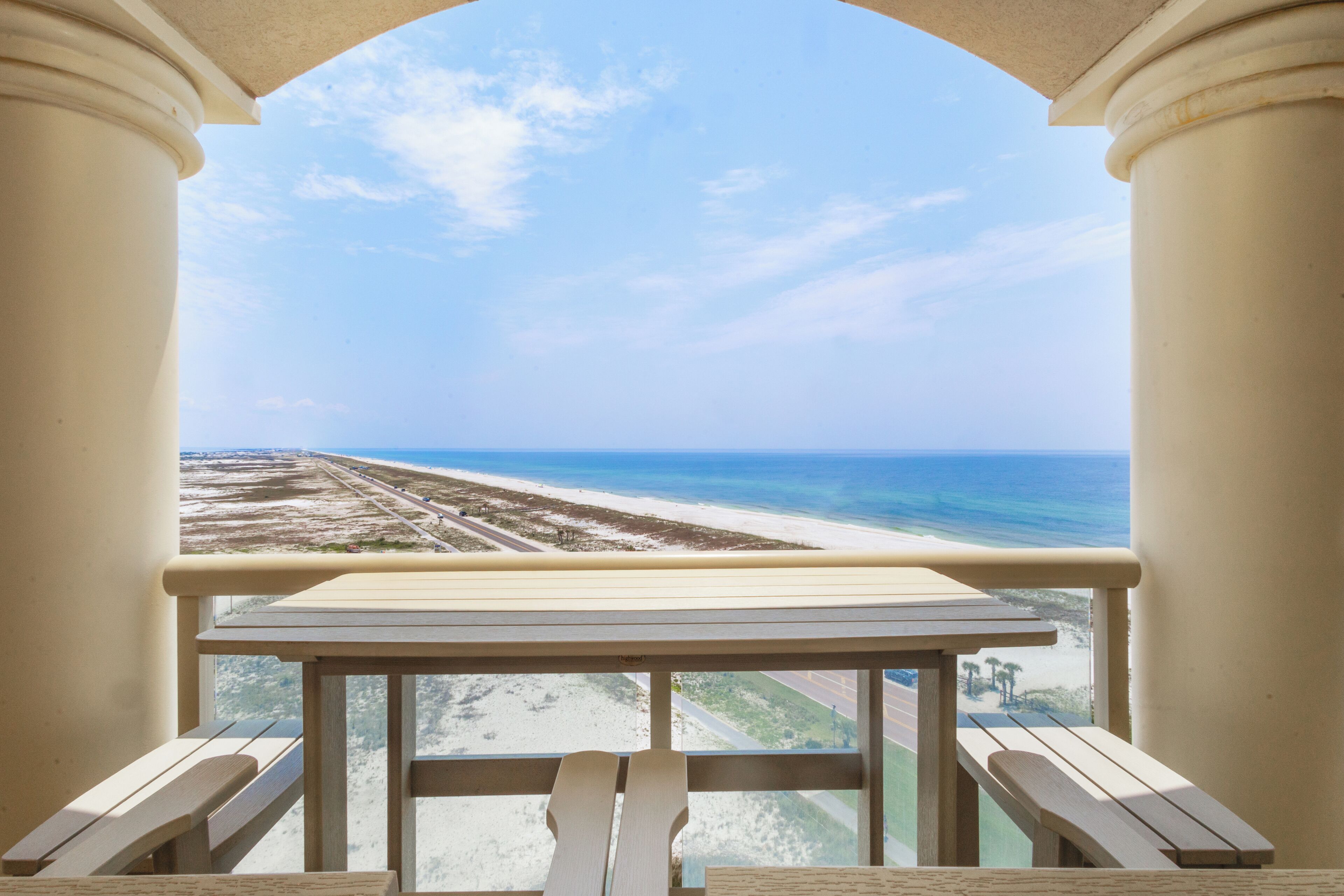 Un balcón con vista a la playa y al océano.