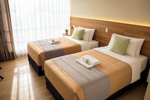 Ropa de cama de alta calidad, minibar y escritorio 