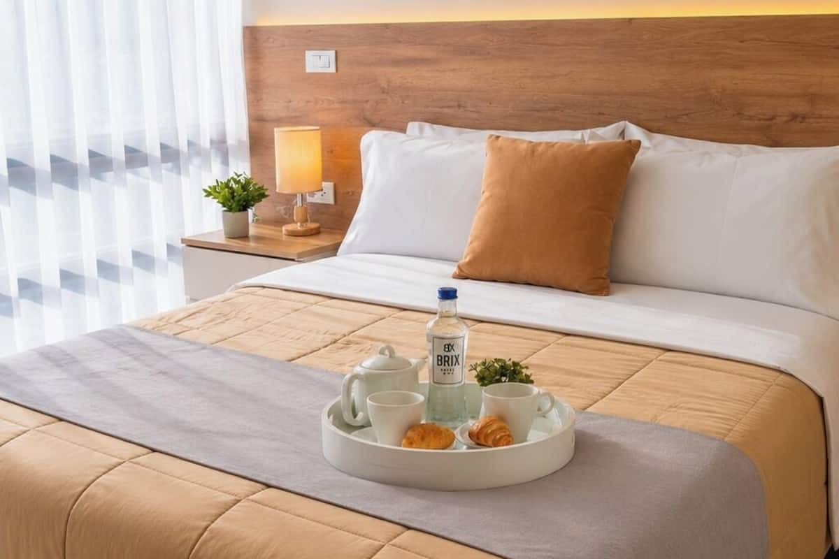 Ropa de cama de alta calidad, minibar y escritorio 