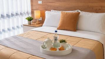 Standaard tweepersoonskamer, uitzicht op stad | Luxe beddengoed, een minibar, een bureau, een laptopwerkplek