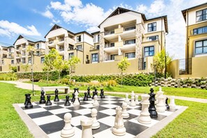 Property grounds - Lovely 1-bedroom apartment in Waterfall Midrand. (Waterfall, Midrand)