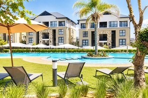 Pool - Lovely 1-bedroom apartment in Waterfall Midrand. (Waterfall, Midrand)