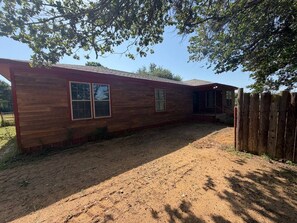 Un bâtiment en bois d’un seul étage, doté d’une cour clôturée.