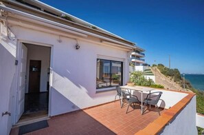 Outdoor dining - Vrbo Property (Lagos)