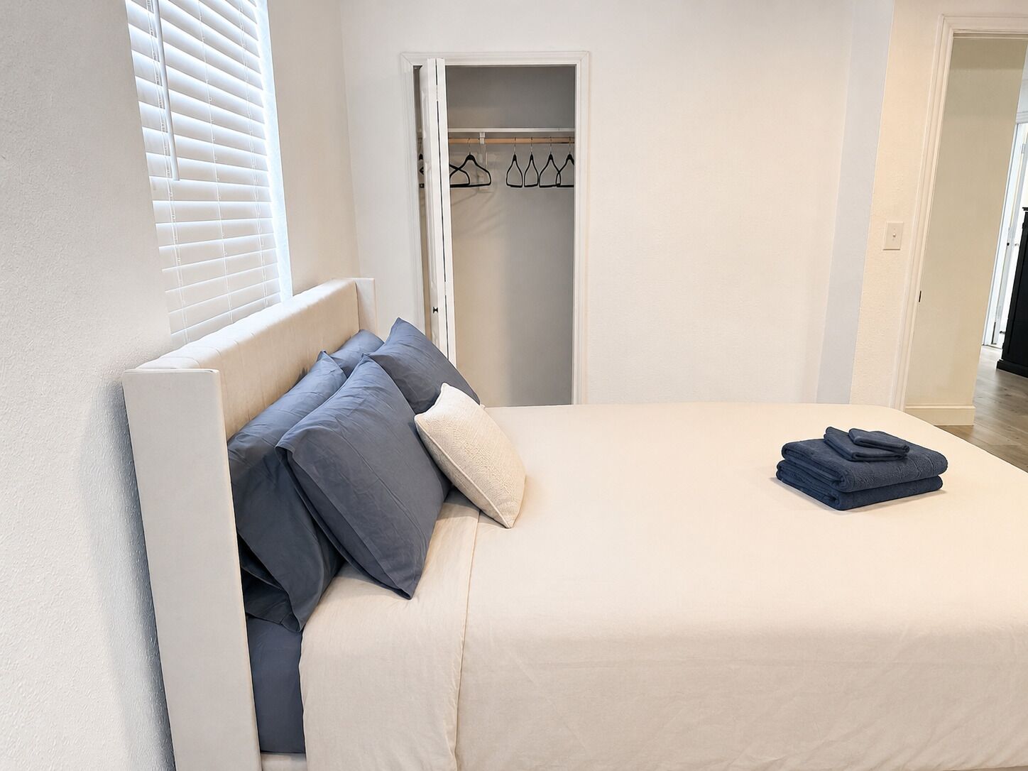 4 chambres, fer et planche à repasser, accès au Wi-Fi (inclus)