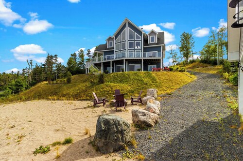 Where unforgettable weekends begin. Gather with family and friends in this spacious waterfront Lake house featuring a hot tub, stunning sunset views, and room for everyone to reconnect and celebrate.