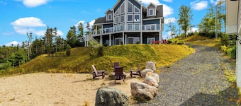 Where unforgettable weekends begin. Gather with family and friends in this spacious waterfront Lake house featuring a hot tub, stunning sunset views, and room for everyone to reconnect and celebrate.