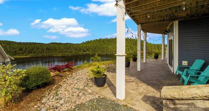Where unforgettable weekends begin. Gather with family and friends in this spacious waterfront Lake house featuring a hot tub, stunning sunset views, and room for everyone to reconnect and celebrate.
