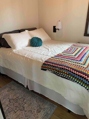 2 bedrooms, bed sheets - Escape to The Blue Bird – a cozy 2-bedroom cottage with hot tub and partial ocean views! Just 5 mins from Carbonear & 15 mins to Salmon Cove Sands. (Flat Rocks)