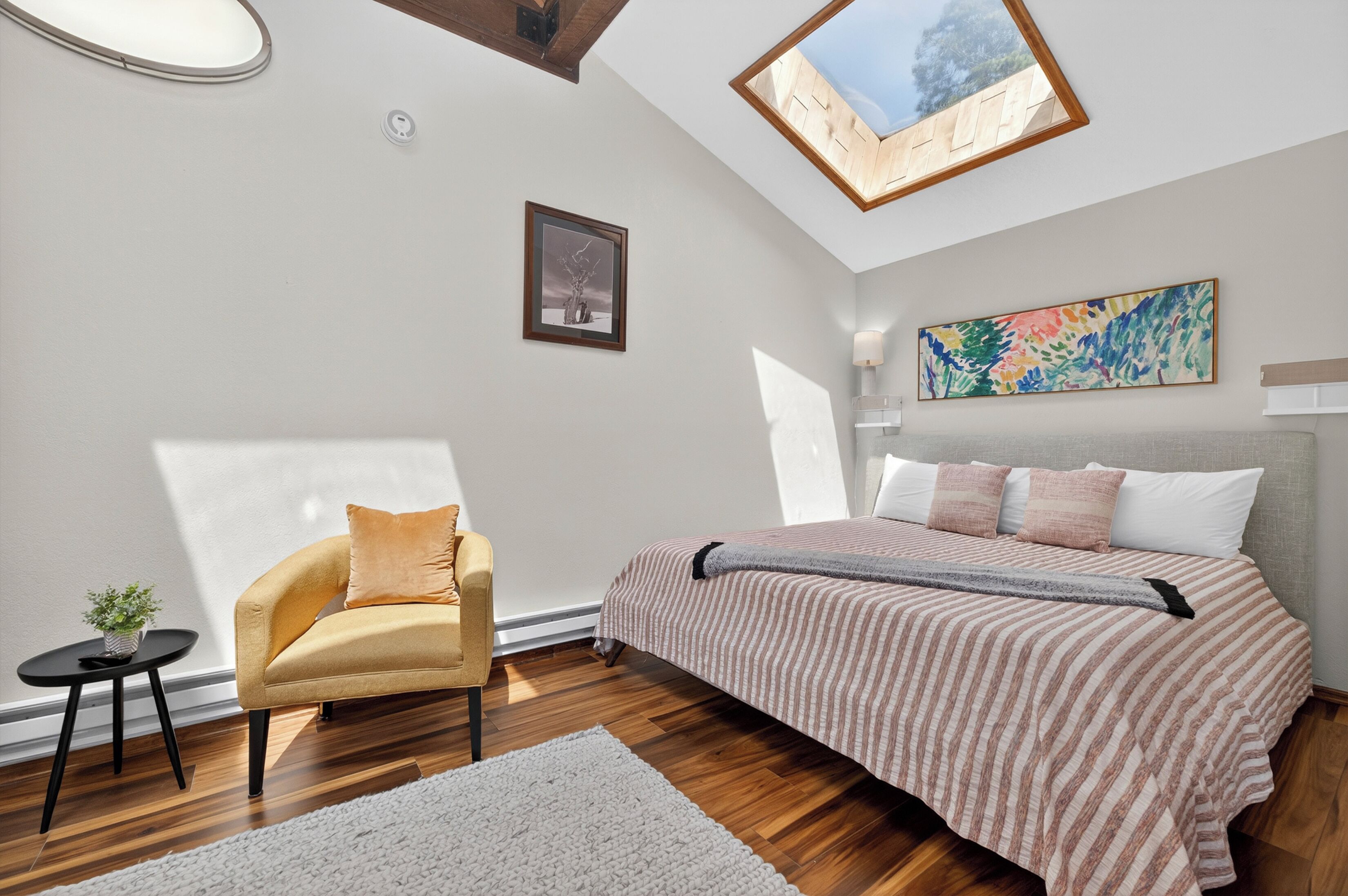 4 bedrooms, travel crib, WiFi (free), bed sheets