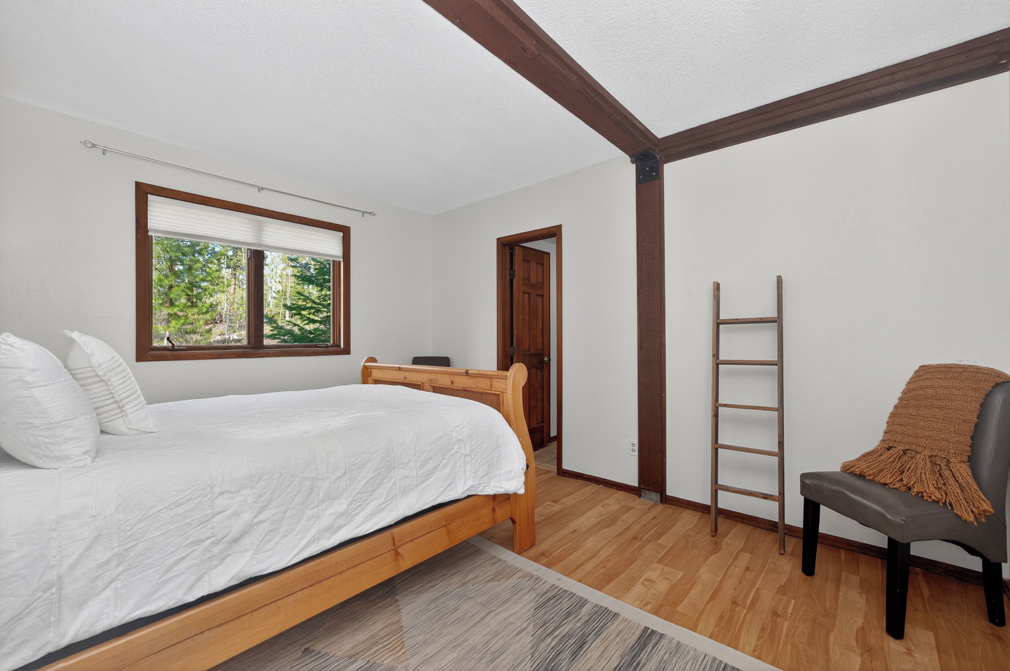 4 bedrooms, travel crib, WiFi (free), bed sheets