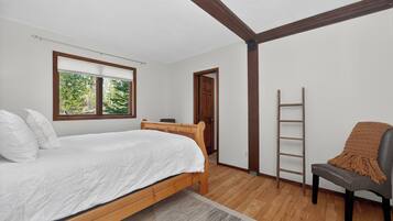 4 bedrooms, travel crib, WiFi (free), bed sheets