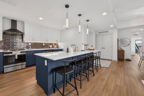 Private kitchen - Downtown 3 bedroom, private deck, W/D, garage parking (Winter Park)