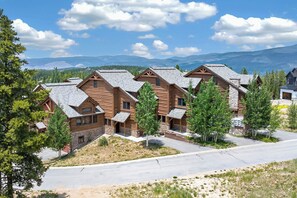 Eine Reihe von Blockhäusern mit Blick auf Berge im Hintergrund.
