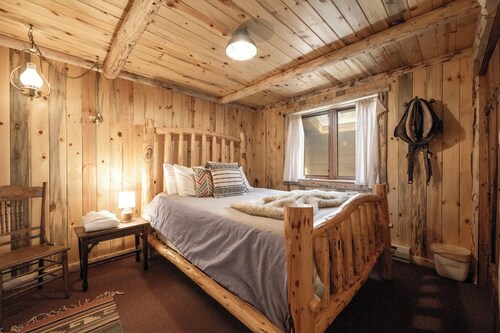 604 GCR 8304 Cabin in the woods, private HT mt views in a secluded neighborhood