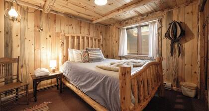 604 GCR 8304 Cabin in the woods, private HT mt views in a secluded neighborhood