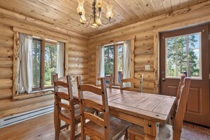 Dining - Cabin in the woods, private HT, mt views in a secluded neighborhood. (Tabernash)