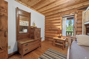 Room - Cabin in the woods, private HT, mt views in a secluded neighborhood. (Tabernash)