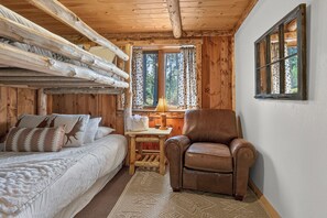Room - Cabin in the woods, private HT, mt views in a secluded neighborhood. (Tabernash)