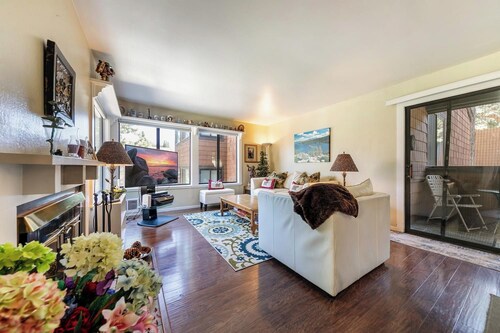 Cozy 1BR Tahoe Donner condo with fireplace, WiFi, balcony, and resort access.