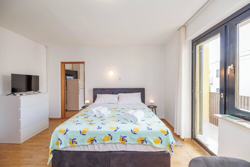 Room-charming Studio Rental With Garden