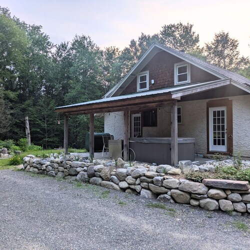 Sweet 3-bedroom house with AC in beautiful Wendell, MA
