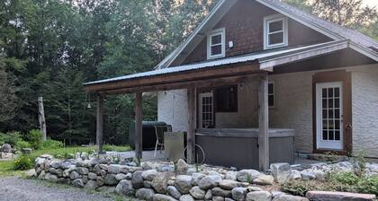 Sweet 3-bedroom house with AC in beautiful Wendell, MA