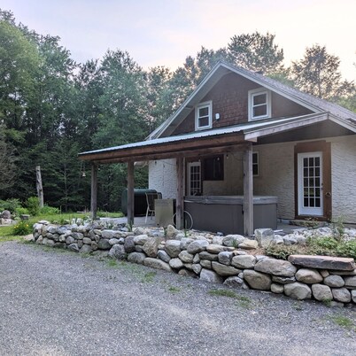 Sweet 3-bedroom house with AC in beautiful Wendell, MA