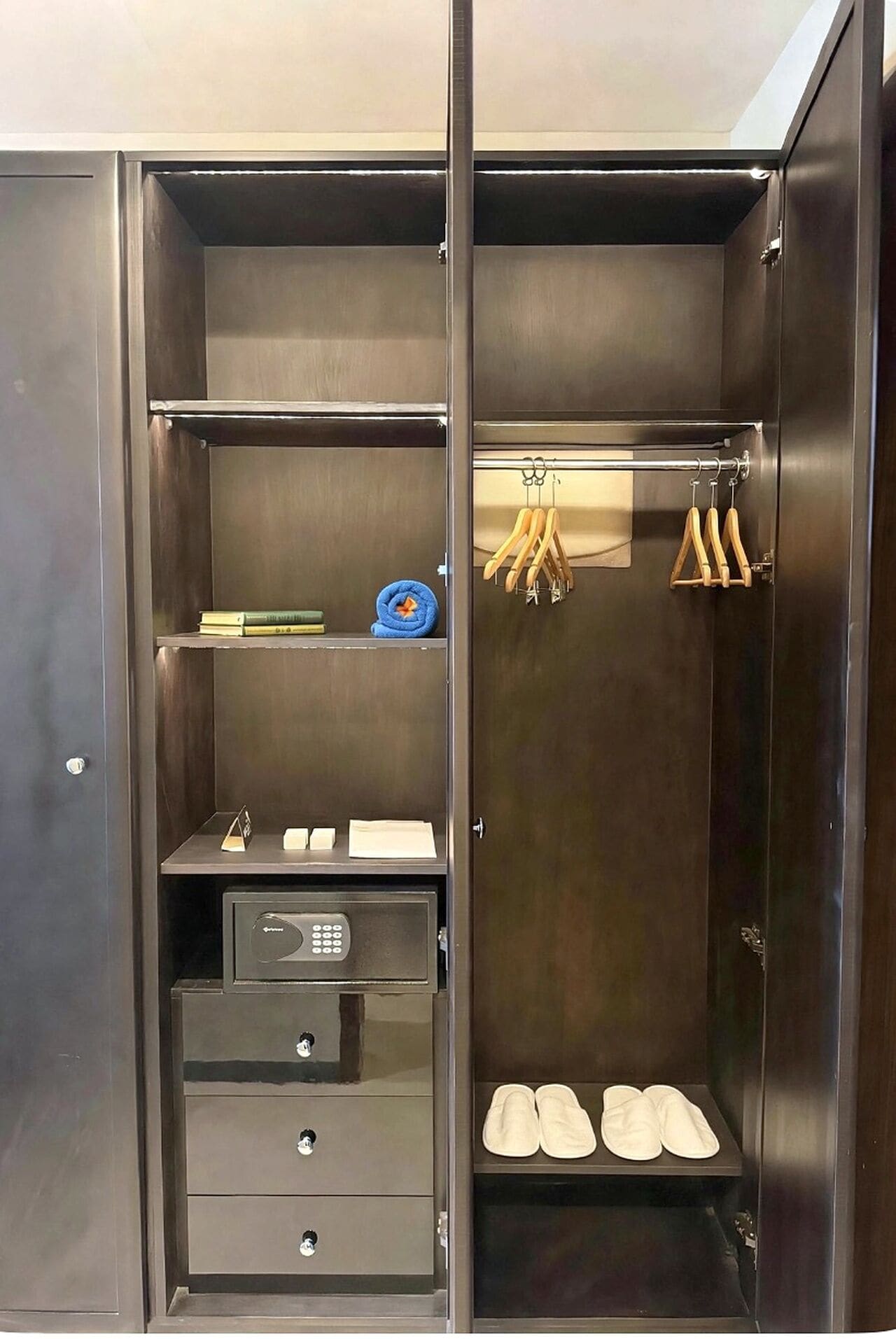 Un armario amplio con estantes, una barra para colgar ropa y un zapatero.
