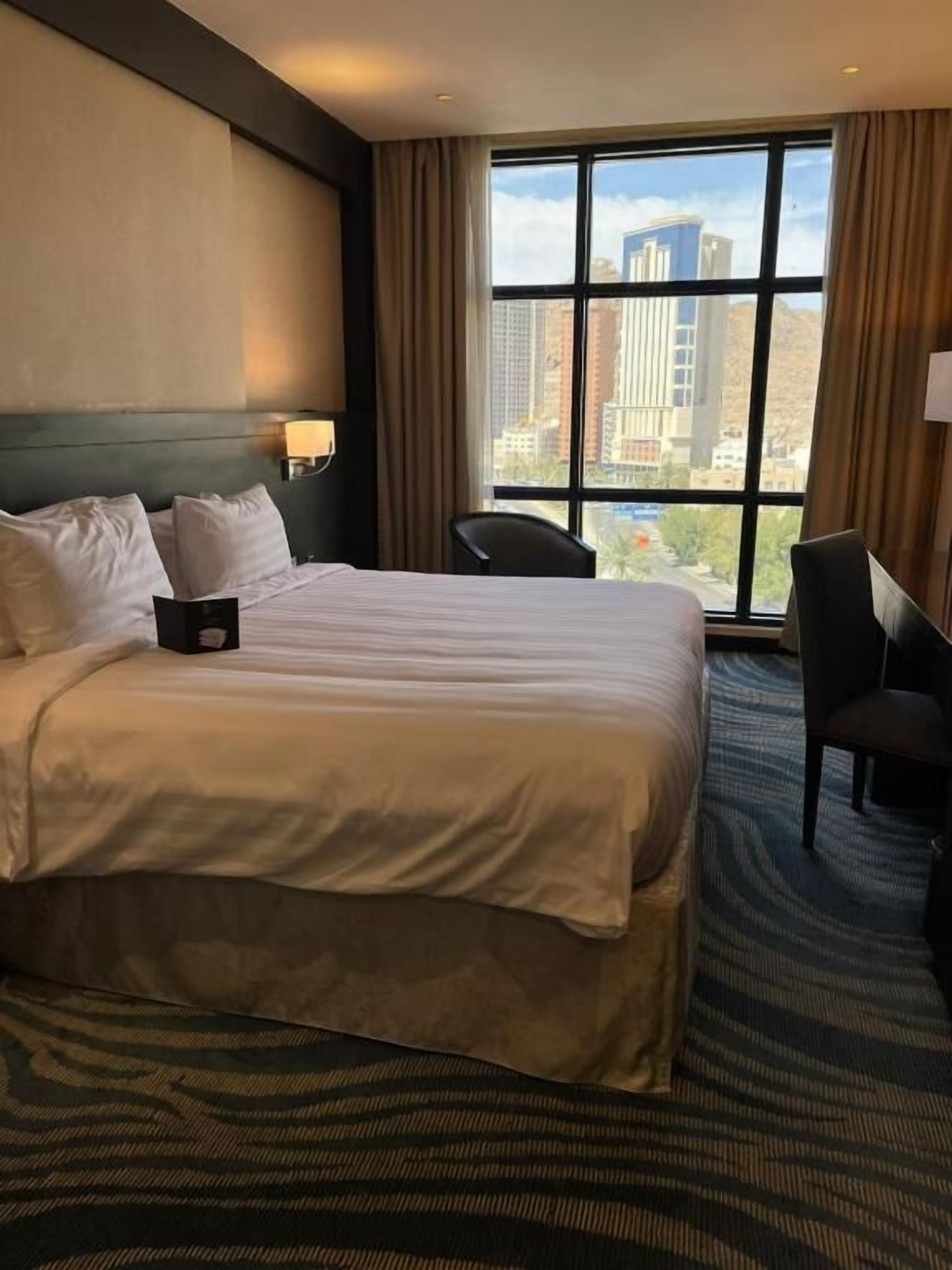 Quarto casal panorâmico, vista para a cidade | Cofres nos quartos, ferros/tábuas de passar roupa, Wi-Fi de cortesia