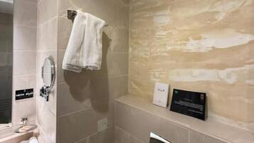 Dusche, Handtücher, Seife, Shampoo