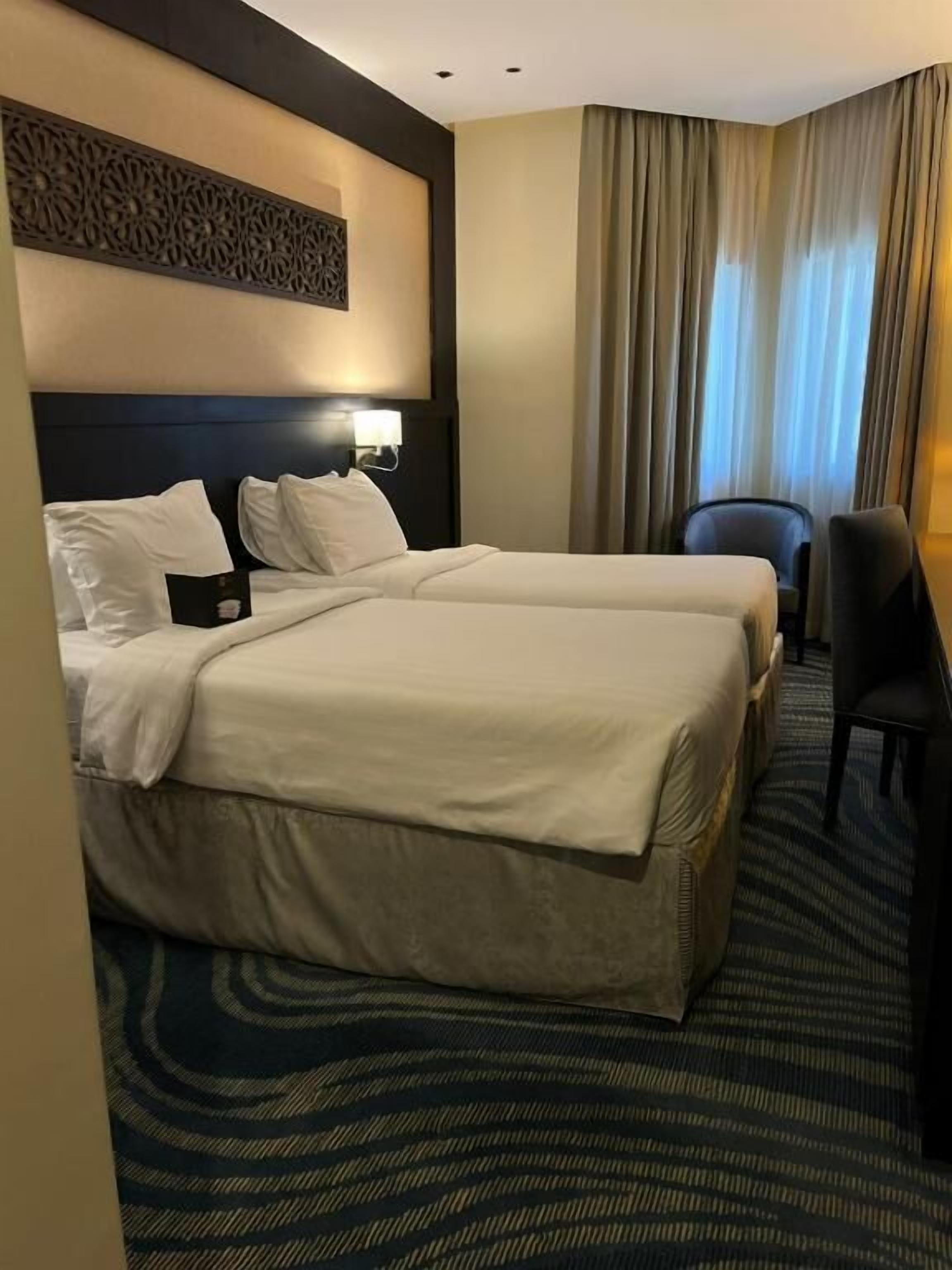 Cofres nos quartos, ferros/tábuas de passar roupa, Wi-Fi de cortesia