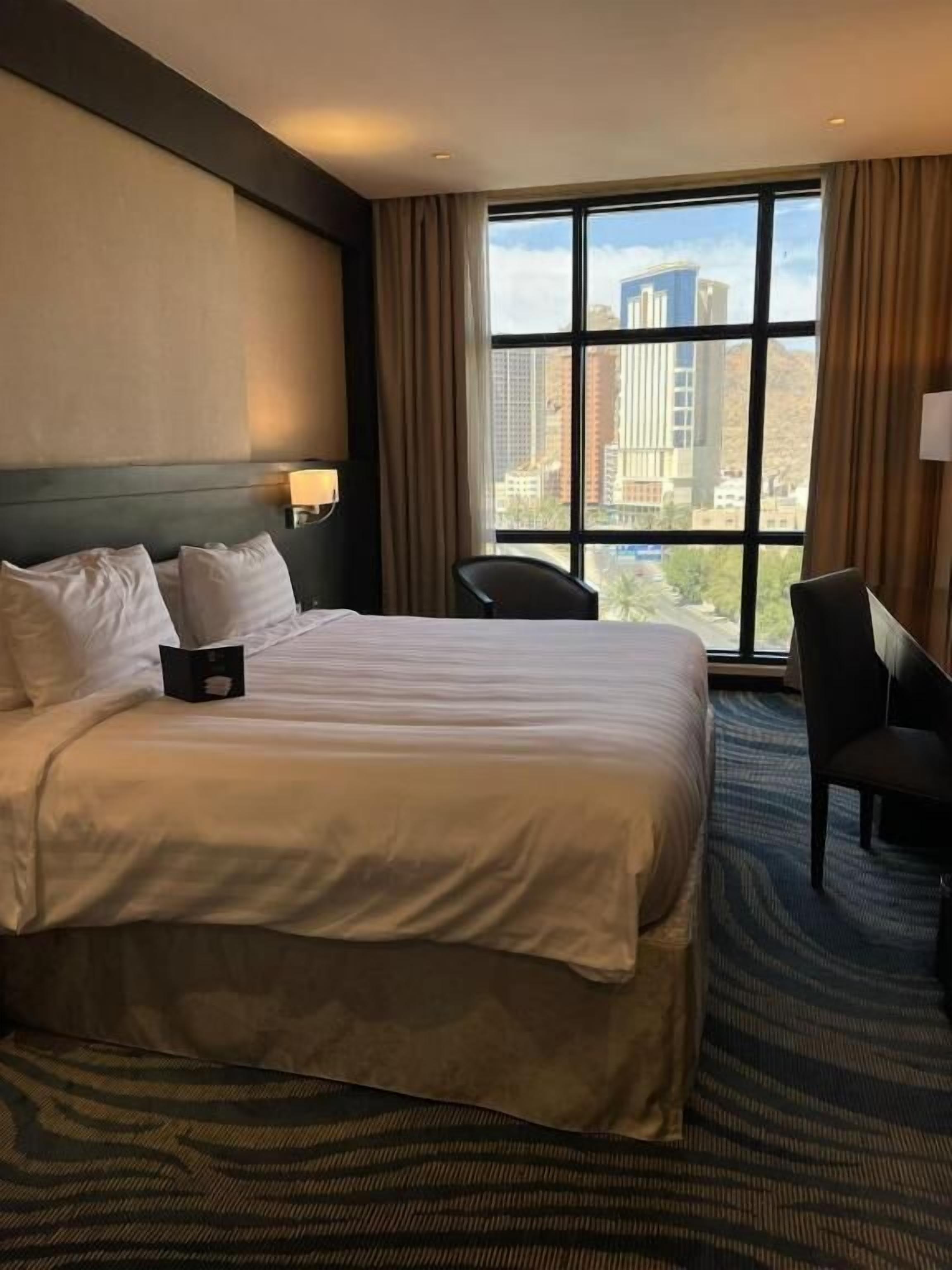 Quarto duplo, vista para a cidade | Cofres nos quartos, ferros/tábuas de passar roupa, Wi-Fi de cortesia