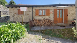 Exterior - Holiday Home 'Agnese' with Lake View, Private Terrace and Wi-Fi (Pradello)