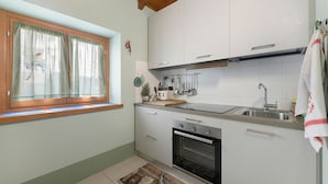 Fridge, stovetop, cookware/dishes/utensils - Holiday Home 'Agnese' with Lake View, Private Terrace and Wi-Fi (Pradello)
