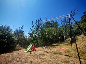 Children’s area - A getaway in the heart of nature—private pool and hot tub, breathtaking views, a haven of peace!! (Toudon)