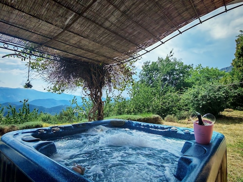 A getaway in the heart of nature—private pool and hot tub, breathtaking views, a haven of peace!!