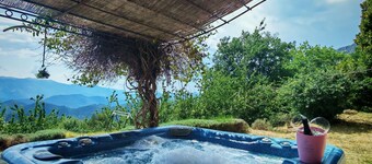 A getaway in the heart of nature—private pool and hot tub, breathtaking views, a haven of peace!!