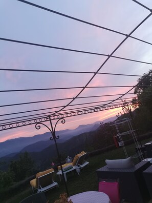 Terrace/patio - A getaway in the heart of nature—private pool and hot tub, breathtaking views, a haven of peace!! (Toudon)