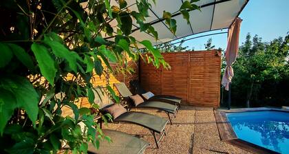 A getaway in the heart of nature—private pool and hot tub, breathtaking views, a haven of peace!!