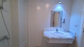 Habitación básica con 1 cama doble o 2 individuales, balcón, vistas al desierto | Baño | Artículos de higiene personal gratuitos, secador de pelo y toallas