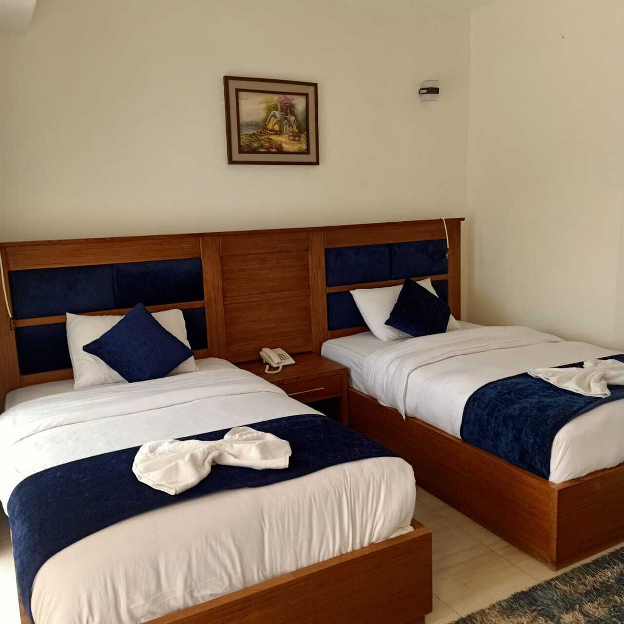 Habitación básica con 2 camas individuales, balcón, vistas al desierto | Escritorio y wifi gratis