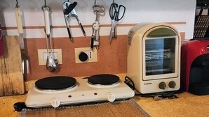 Wasserkocher mit Kaffee-/Teezubehör, Kühlschrank, Mikrowelle, Ofen